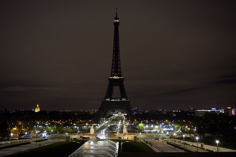 Insólita imagen de la Torre Effiel apagada para recordar a los 129 fallecidos en los atentados terroristas de París