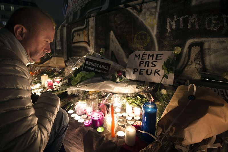 Un hombre rinde homenaje en la Plaza de la República, en París