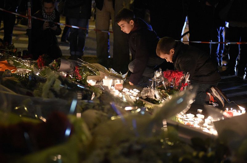 Los niños también colocan velas y flores para homenajear a las víctimas del Estado Islámico