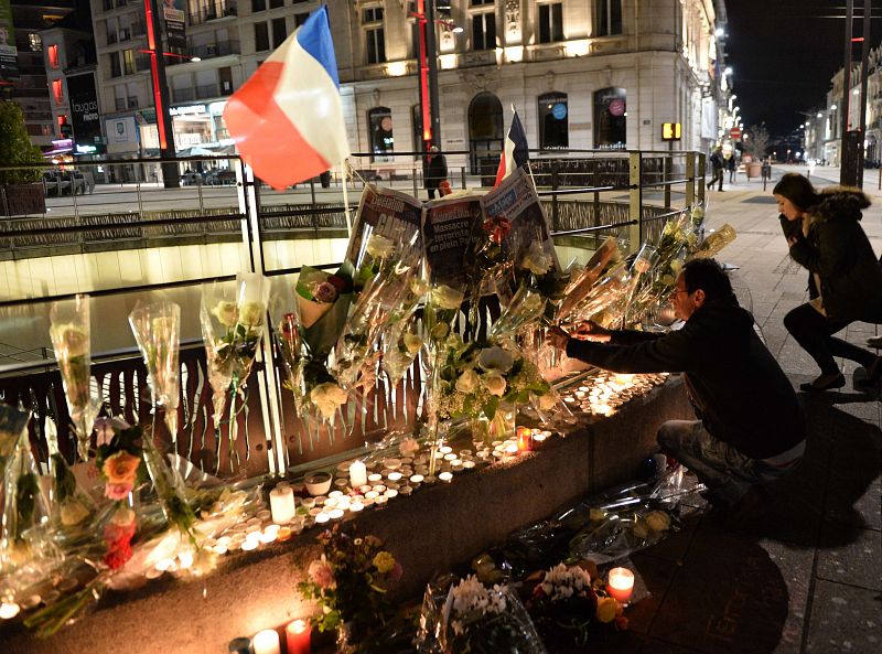 La población enciende velas en un memorial a las víctimas en la plaza de la República, al este de Francia