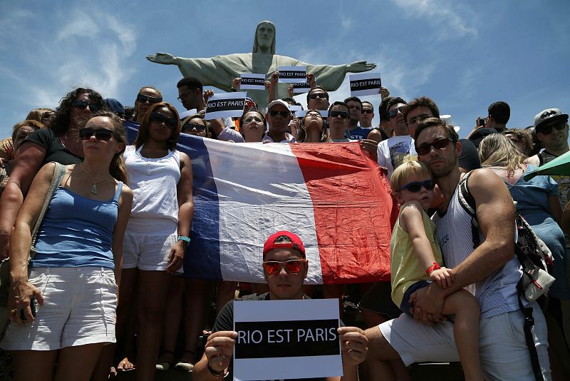 El Cristo de la Redención de Río de Janeiro, Brasil, se llena de homenajes a las víctimas de los atentados