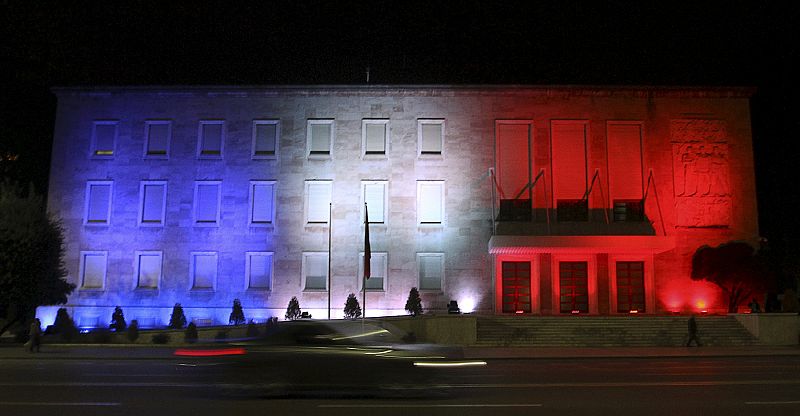 Los colores de la bandera francesa se iluminan en el edificio gubernamental de Tirana, Albania