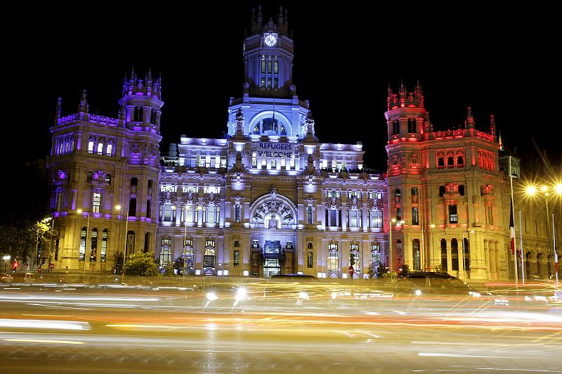 El Ayuntamiento de Madrid se solidariza con las víctimas iluminando su fachada con los colores de la bandera francesa