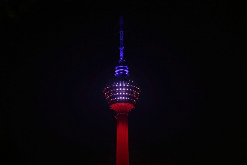 La torre de Kuala Lumpur, en Malasia, se ilumina por las 129 víctimas mortales de los atentados de París