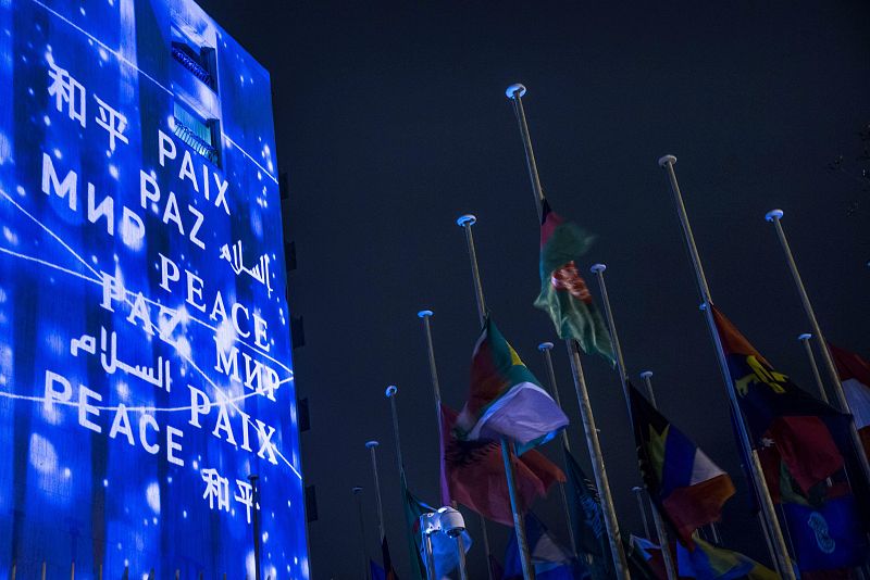 La palabra 'Paz' que aparece en la fachada de la Unesco en París se ilumina también en solidaridad con las víctimas