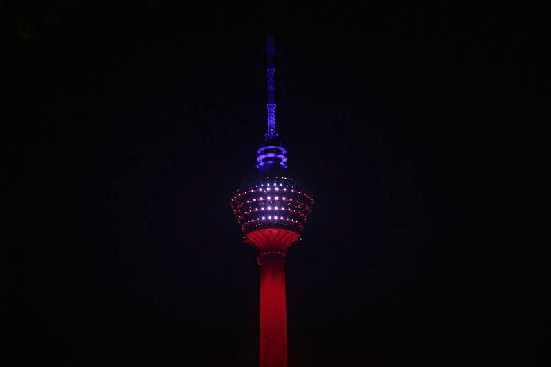 La torre de Kuala Lumpur, en Malasia, se ilumina por las 129 víctimas mortales de los atentados de París