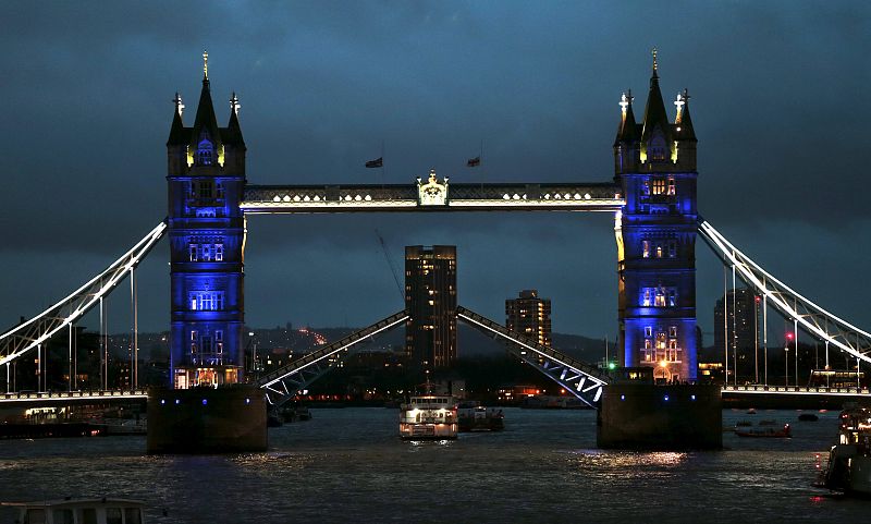 Luces azules, rojas y blancas iluminan alternamente la Torre del Puente de Londres