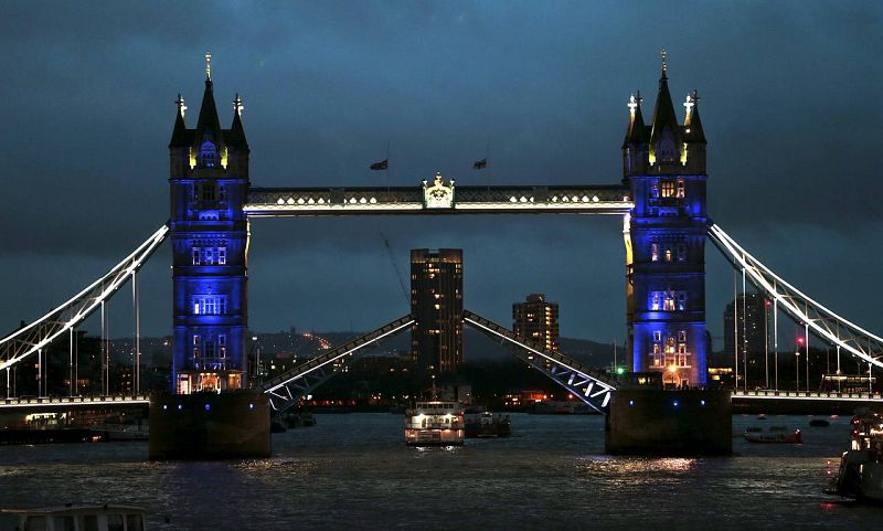 Luces azules, rojas y blancas iluminan alternamente la Torre del Puente de Londres