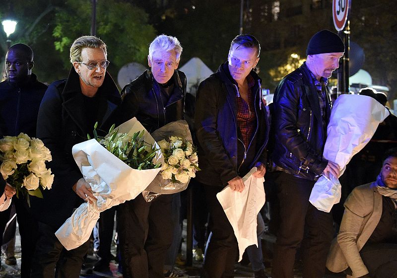 El cantante de U2, la banda de rock irlandesa, homenajea junto con el batería Larry Mullen y el guitarrista The Edge a las víctimas del atentado terrorista