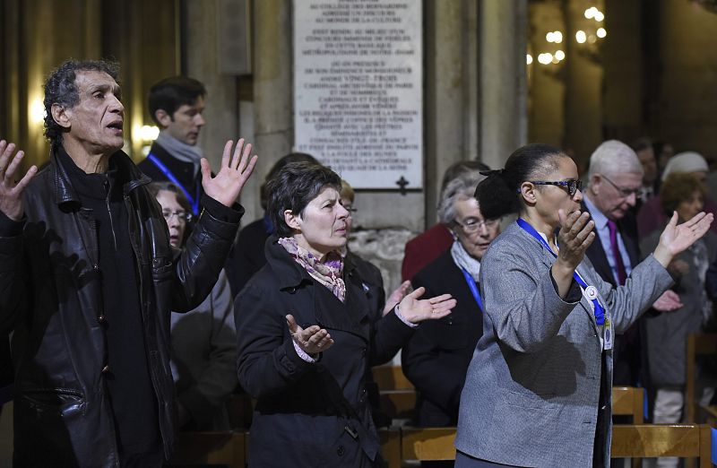 La catedral de Notre Dame se ha llenado de asistentes a la misa por las víctimas