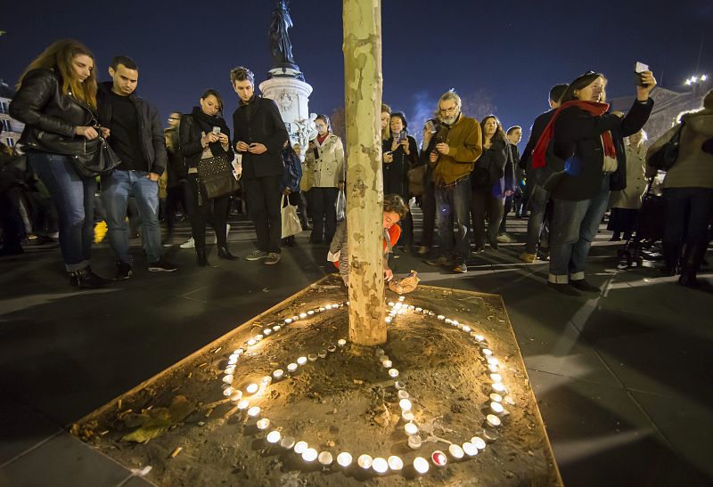 Continúa la afluencia de personas que encienden velas y dejan flores en la Plaza de la República