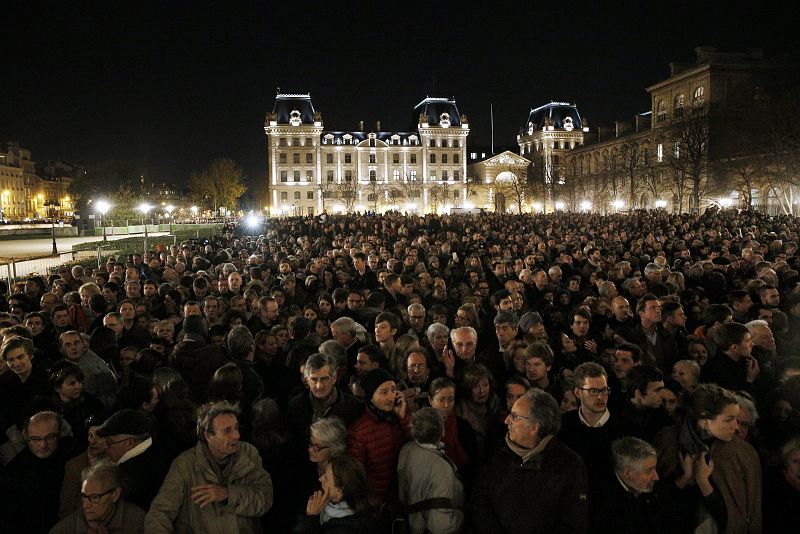 Cientos de personas se han reunido a las afueras de la catedral de Notre Dame durante la misa que se ha celebrado ahí en memoria de las víctimas