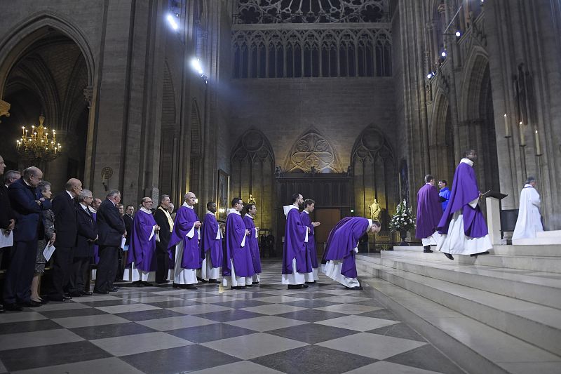 Los prelados llegan a Notre Dame para celebrar la misa en memoria de los asesinados en la masacre de París