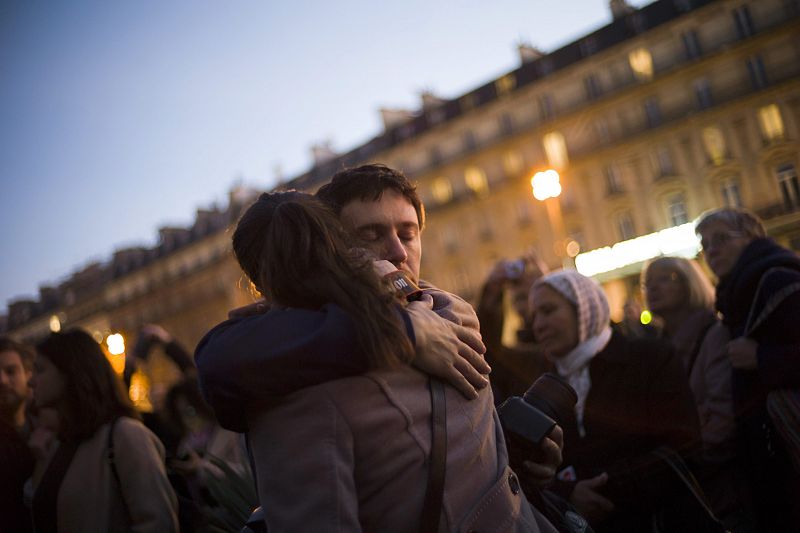 Cientos de personas se han reunido en la Plaza de la República en París. El país sigue conmocionado.