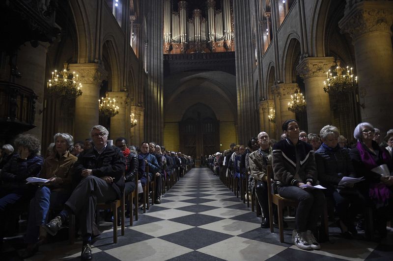 Homenaje en el interior de la catedral de Notre Dame a las víctimas de los atentados