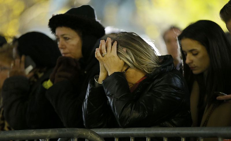 Lágrimas ante la catedral de Notre Dame al recordar a los fallecidos en los atentados