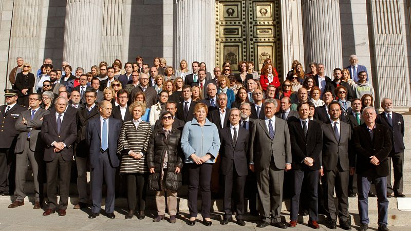 Los diputados españoles, a las puertas del Congreso, han guardado un minuto de silencio.
