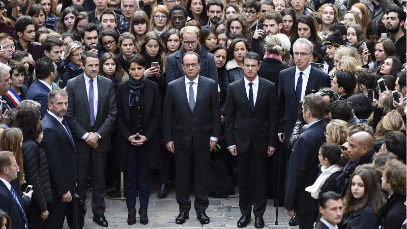 El presidente francés, François Hollande (c); el primer ministro, Manuel Valls (d), y la ministra de Educación, Najat Vallaud-Belkacem (i), guardan un minuto de silencio en la Universidad de la Sorbona.