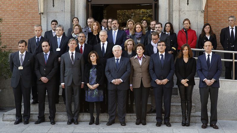 La vicepresidenta del Gobierno, Soraya Sáenz de Santamaría (4i, abajo), dirige a las puertas del Palacio de la Moncloa un minuto de silencio en memoria de las víctimas.