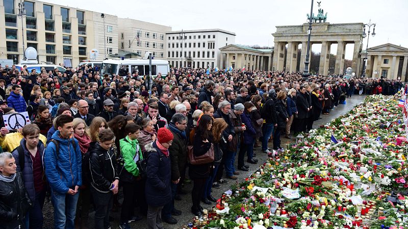 La Puerta de Brandeburgo ha sido el principal escenario donde los berlineses han homenajeado a las víctimas de París.