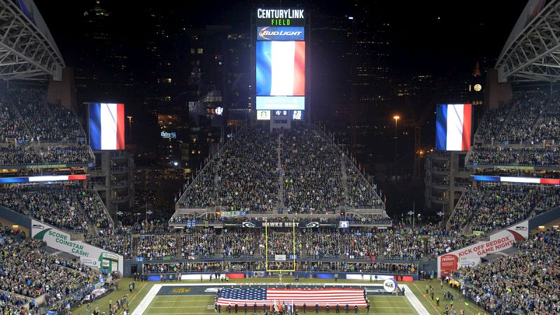 La NFL estadounidense mostró sus condolencias con las víctimas de París. Minuto de silencio en el  CenturyLink Field, en el que se enfrentaban Arizona Cardinals y Seattle Seahawks.