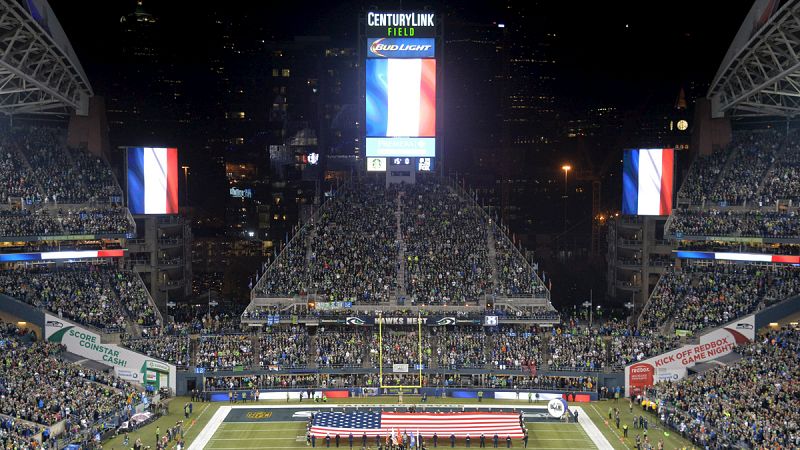 La NFL estadounidense mostró sus condolencias con las víctimas de París. Minuto de silencio en el  CenturyLink Field, en el que se enfrentaban Arizona Cardinals y Seattle Seahawks.