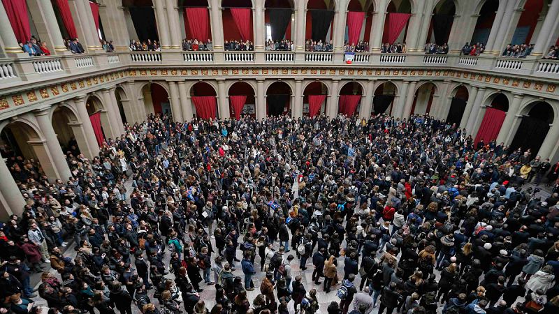 Estudiantes y profesores de la Universidad de Estrasburgo se han reunido en el "Palacio de los estudiantes" para exteriorizar su solidaridad.