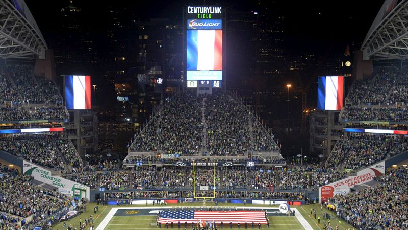 La NFL estadounidense mostró sus condolencias con las víctimas de París. Minuto de silencio en el  CenturyLink Field, en el que se enfrentaban Arizona Cardinals y Seattle Seahawks.