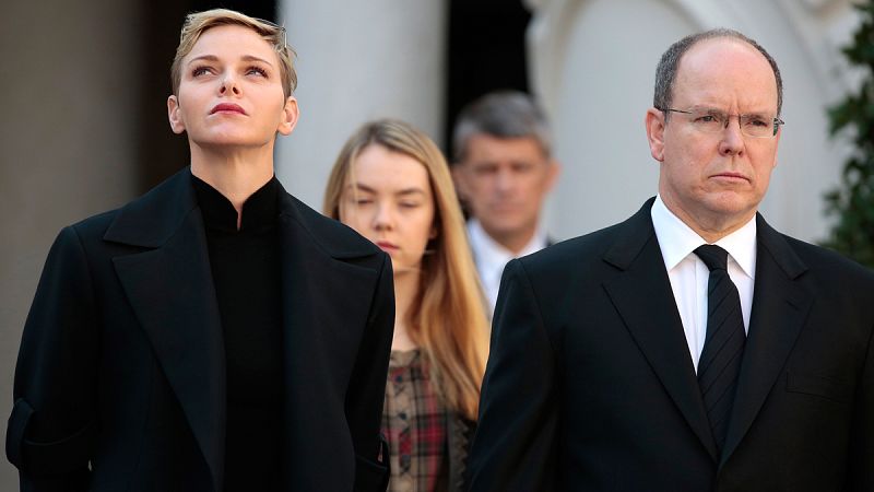 La princesa Charlene, la princesa Alexandra y el príncipe Alberto II de Mónaco guardan silencio.