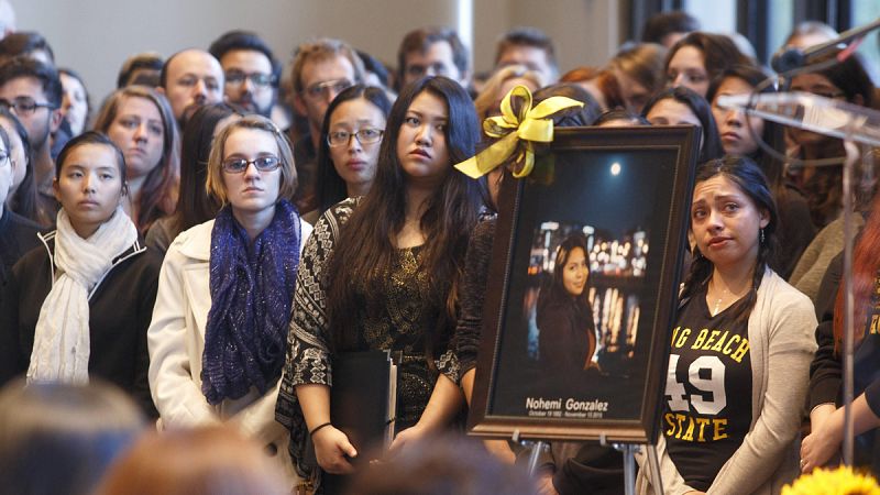 Los estudiantes de la Universidad Estatal de California, en Long Beach, han guardado silencio para recordar a su compañera fallecida en los atentados de París Nohemi Gonzalez.
