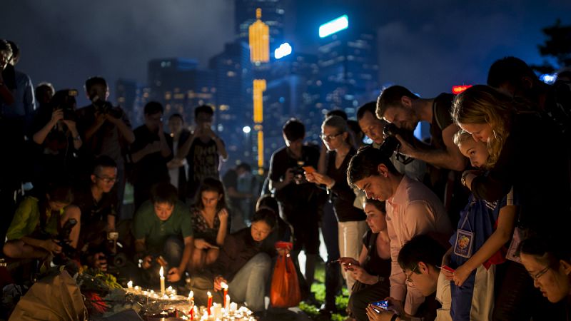 Muestras de solidaridad de los habitantes de la ciudad china de Hong Kong hacia las víctimas de la capital francesa.