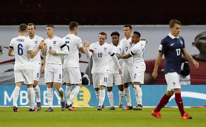 Los ingleses celebran el gol de Rooney, segundo del partido.