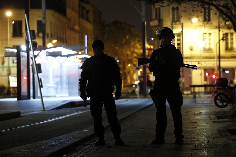 El barrio de Saint Denis, tomado por la policía y el Ejército