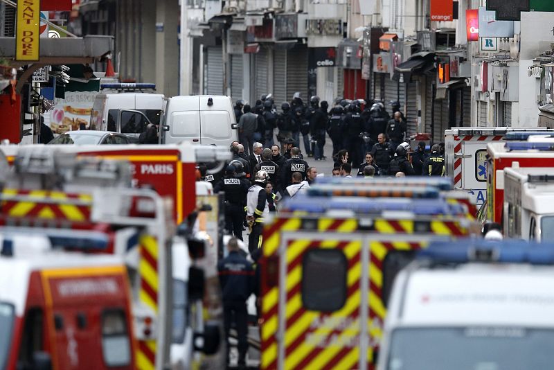 Policías participan en una operación en Saint Denis cerca de París (Francia), donde tiene lugar un asalto contra un grupo de terroristas atrincherados.