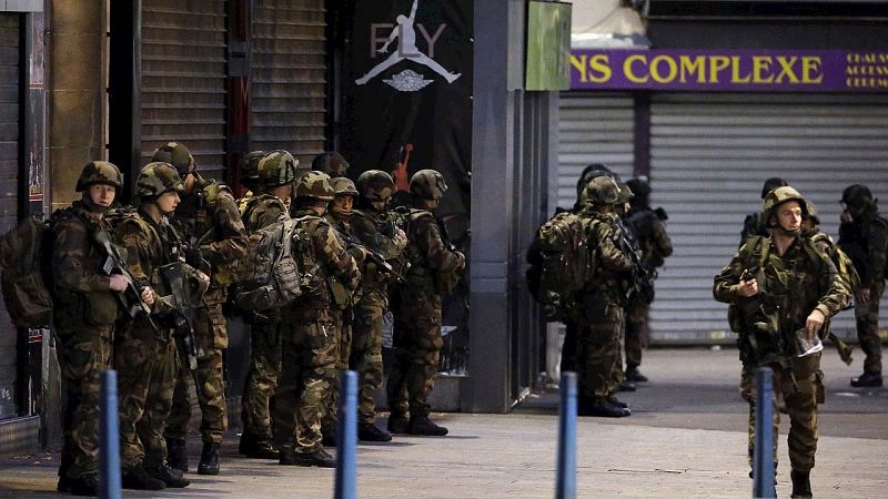 La Fiscalía de París ha confirmado que una mujer se suicidó haciendo estallar su cinturón de explosivos y tres personas que se encontraban atrincheradas en un apartamento de Saint Denis fueron detenidas.