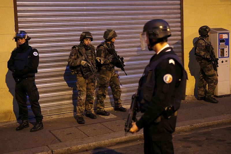 El centro de Saint Denis ha sido acordonado por la policía, mientras que las autoridades han pedido a los habitantes que no salgan de sus casas.
