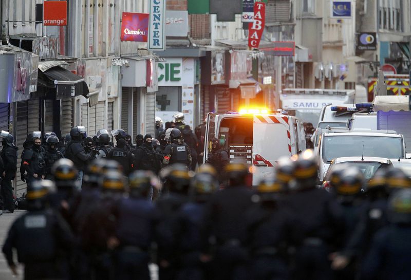 La policía ha establecido un amplio dispositivo en el barrio de Saint Denis.