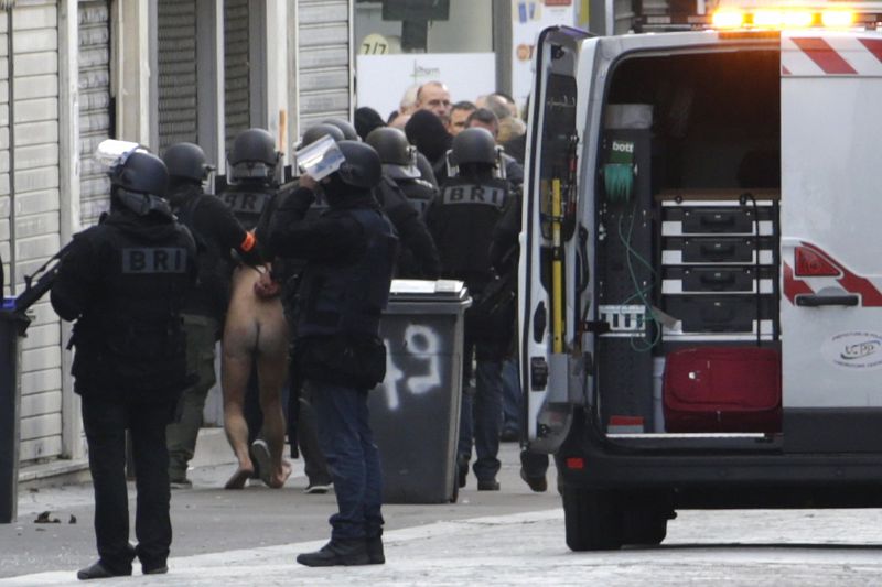 Al menos 5 personas han sido detenidas y dos han muerto en esta operación, en la que los detenidos han sido desalojados totalmente desnudos del piso de Saint Denis donde se habían atrincherado.