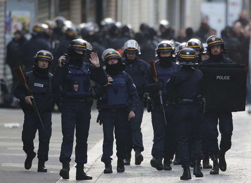 Desde poco antes de las cinco de la mañana, la Policía francesa y las fuerzas antiterroristas se han desplegado en Saint Denis, muy cerca de donde se reigstrño uno de los ataques el pasado viernes.