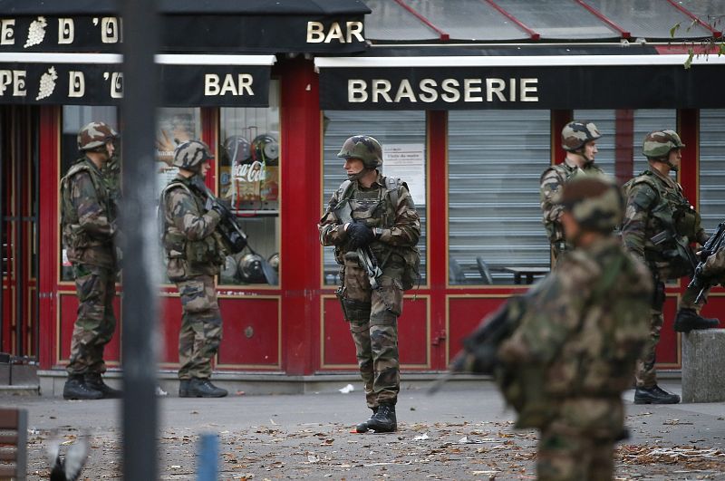 Durante horas los miembros del Ejército francés se han desplegado por las calles de Saint Denis.
