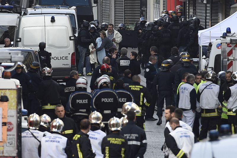 Poco después de que los agentes irrumpieran en el piso de los sospechosos, algunos de los vecinos han podido ser evacuados del edificio entre fuertes medidas de seguridad.