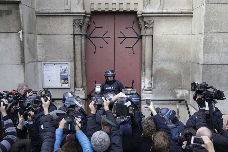 La Policía asegura la zona de la iglesia de Saint Denis durante la operación antiterrorista para dar caza a Abdelhamid Abaaoud, el autor intelectual de los atentados de París.