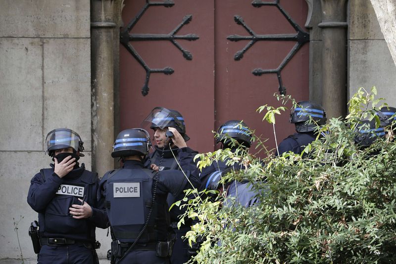 Las fuerzas de seguridad han asegurado también la zona de la iglesia de Saint Denis poco después de irrumpir en el piso de los terroristas.