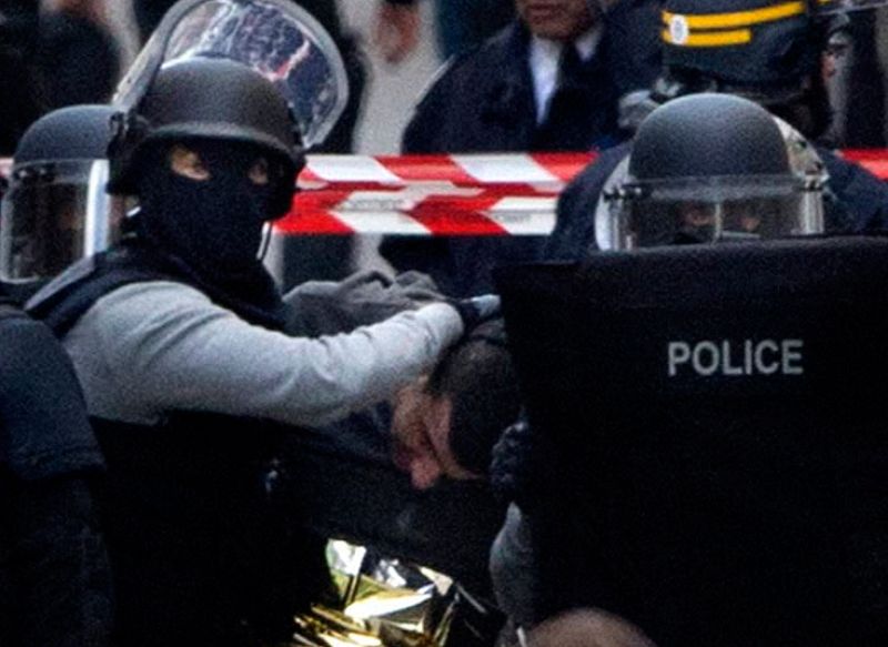 Se desconoce la identidad de todos los detenidos en esta operación antiterrorista en Saint Denis, pero sí se sabe que uno de ellos era el propietario de la casa donde estaban escondidos los terroristas.