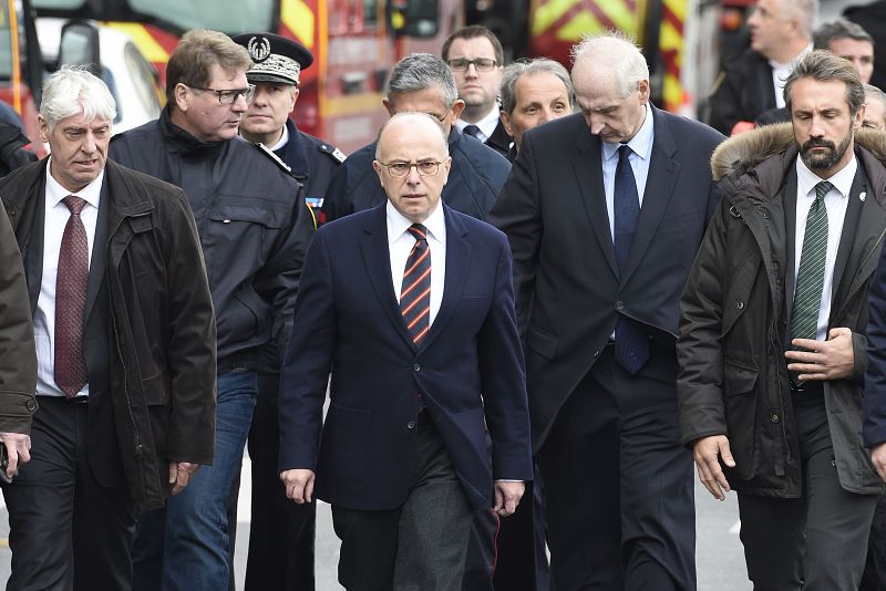 El ministro del Interior francés Bernard Cazeneuve visita la zona del asalto en Saint Denis, tras haber concluido la operación antiterrorista.