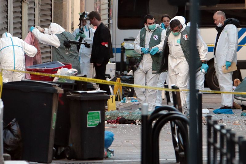 Forenses examinan los restos del asalto en un apartamento de Sain Denis donde se escondía el cerebro de los atentados de París.