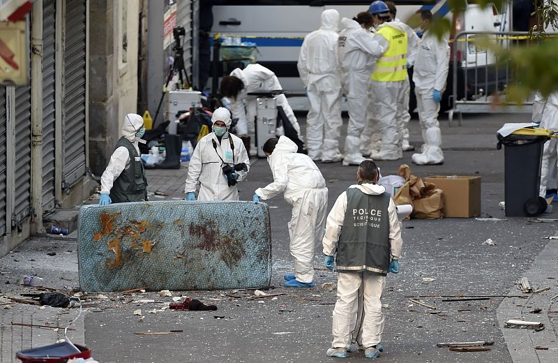 Los forenses de la Policía francesa inspeccionan algunos de los objetos que se encontraban en el interior de los pisos asaltados. En concreto, miran con detenimiento un colchón manchado de sangre.