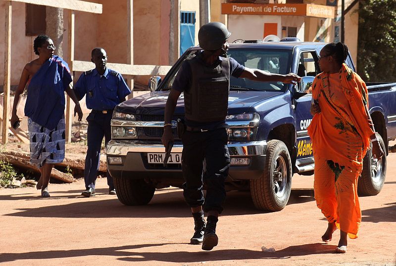 Las fuerzas de seguridad evacúan a dos mujeres de los alrededores del hotel de Bamako asaltado por hombres armados.