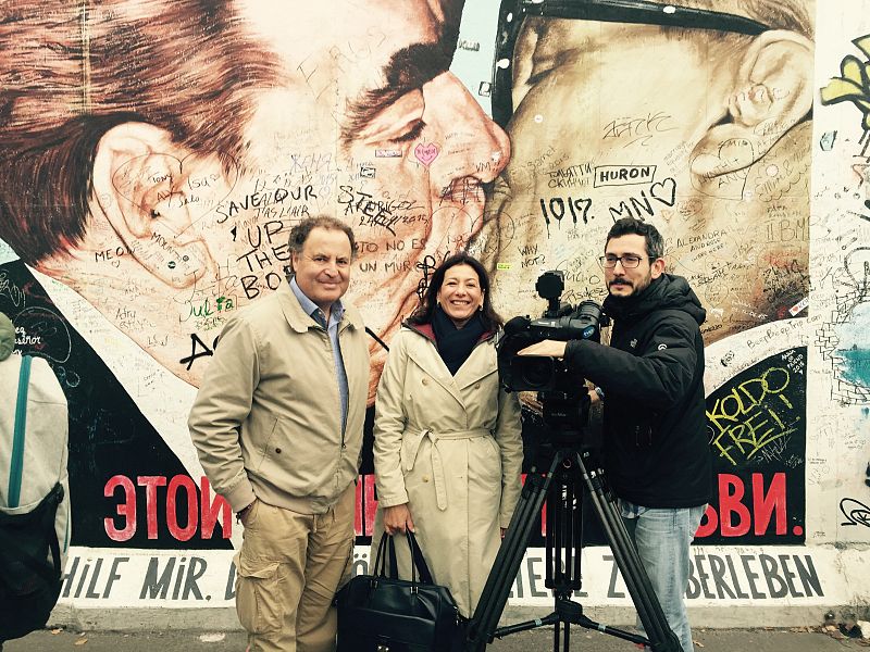 El equipo en el muro de Berlín