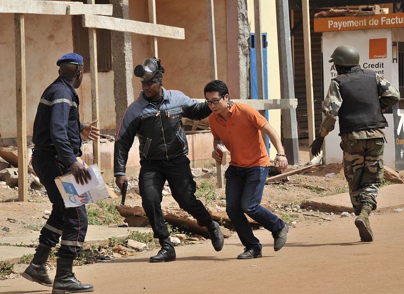 Las fuerzas de seguridad de Mali evacúan a un hombre del hotel asaltado en Bamako